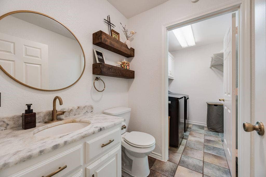 841 S Clinton Lane, Midlothian, TX 76065 841 S Clinton Lane, Midlothian, TX 76065