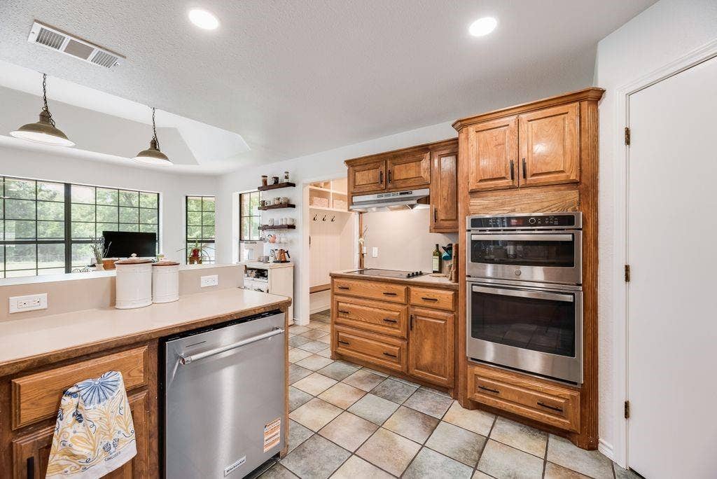 841 S Clinton Lane, Midlothian, TX 76065 841 S Clinton Lane, Midlothian, TX 76065