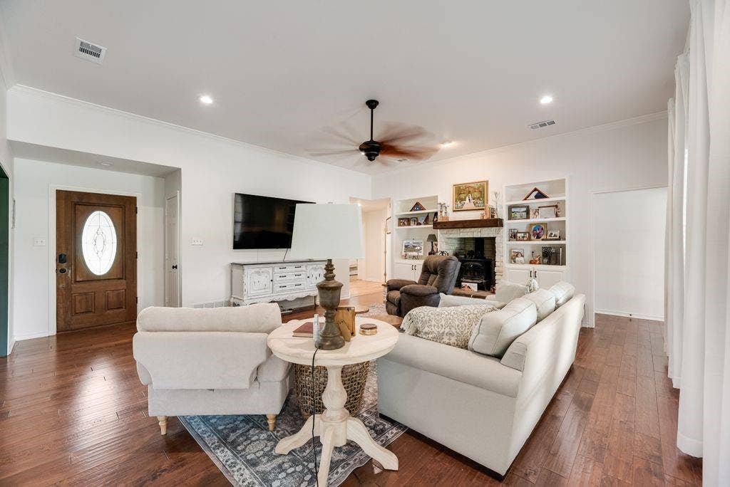 841 S Clinton Lane, Midlothian, TX 76065 841 S Clinton Lane, Midlothian, TX 76065