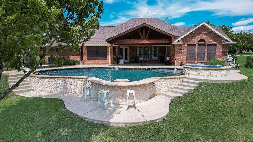 841 S Clinton Lane, Midlothian, TX 76065 841 S Clinton Lane, Midlothian, TX 76065