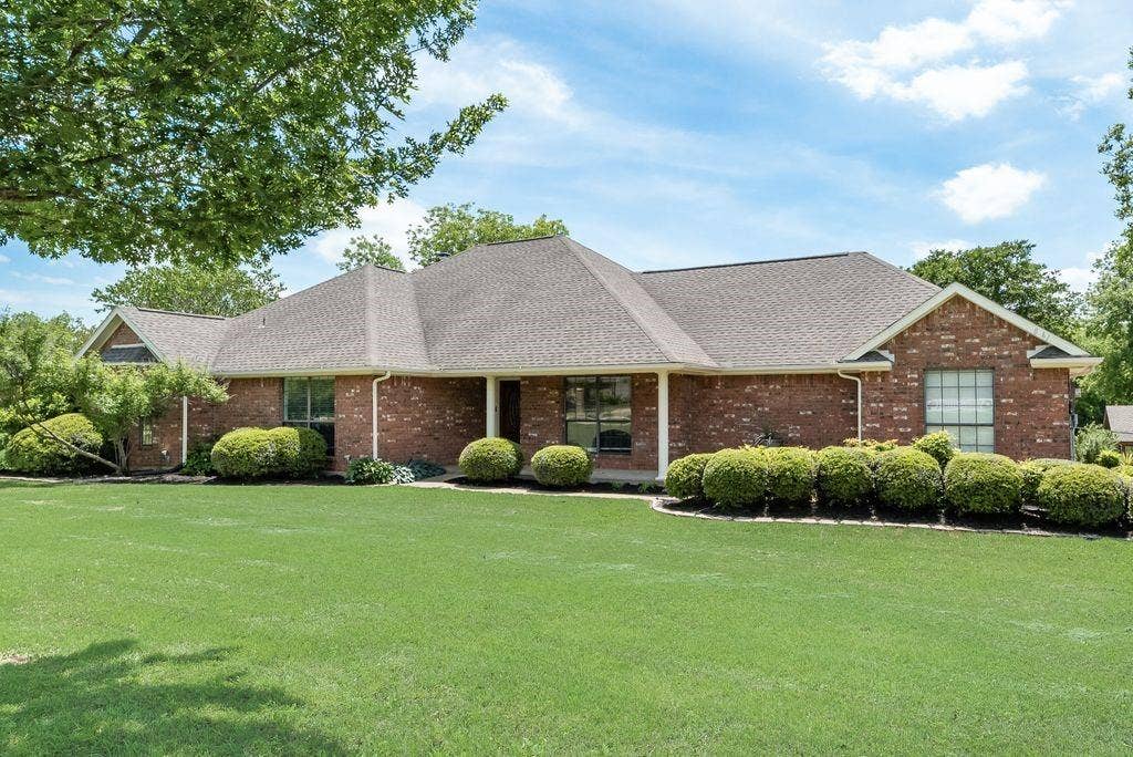 841 S Clinton Lane, Midlothian, TX 76065 841 S Clinton Lane, Midlothian, TX 76065