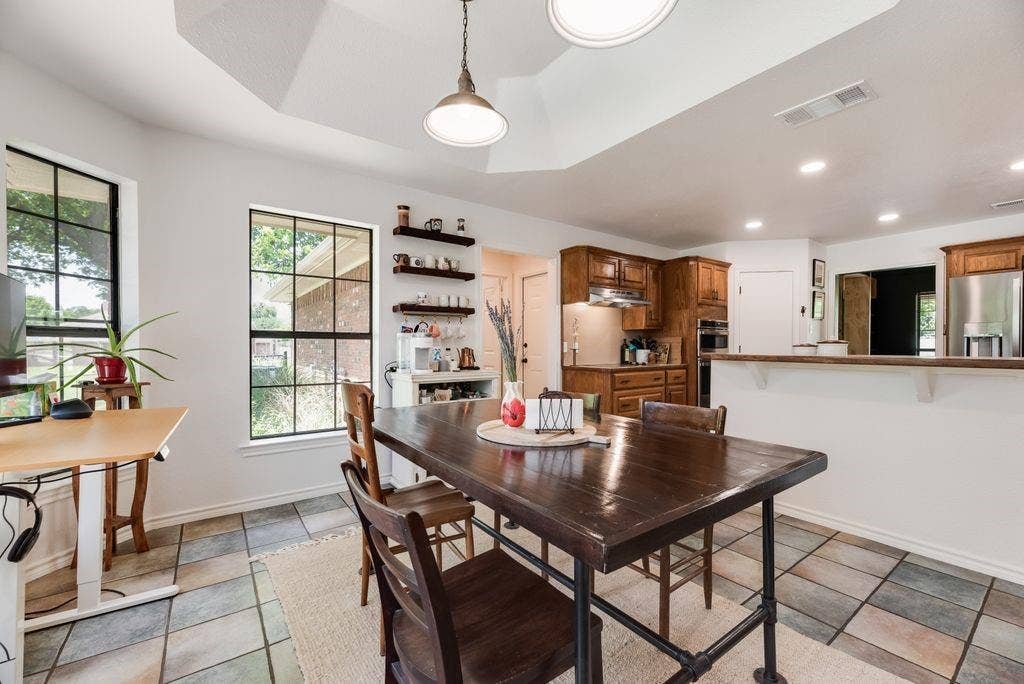 841 S Clinton Lane, Midlothian, TX 76065 841 S Clinton Lane, Midlothian, TX 76065
