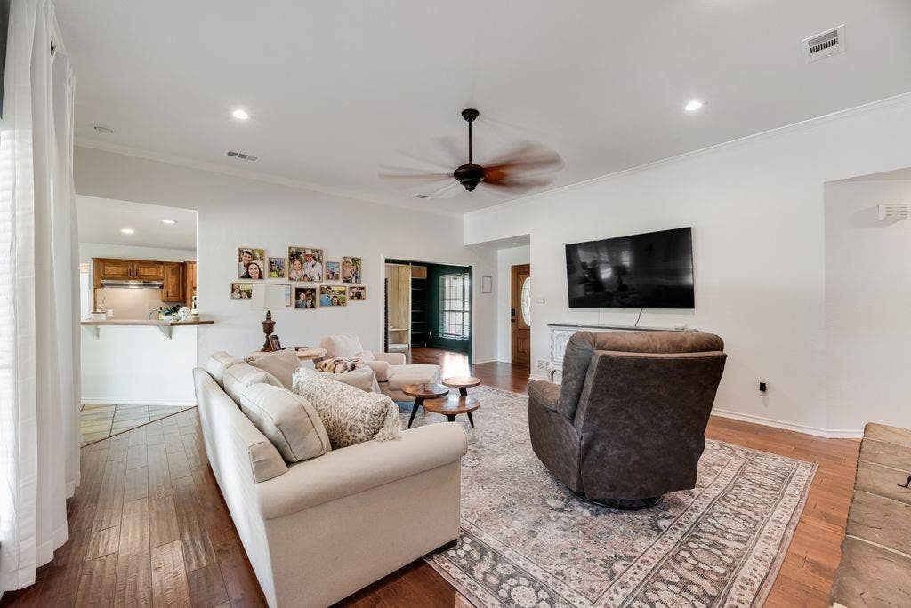 841 S Clinton Lane, Midlothian, TX 76065 841 S Clinton Lane, Midlothian, TX 76065