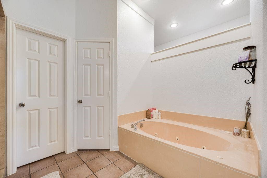 841 S Clinton Lane, Midlothian, TX 76065 841 S Clinton Lane, Midlothian, TX 76065