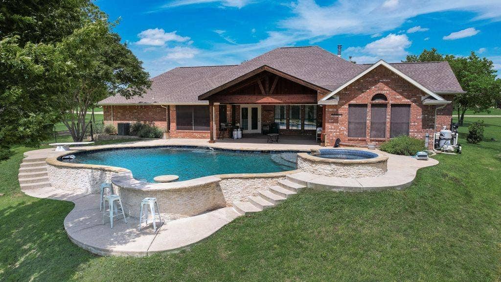 841 S Clinton Lane, Midlothian, TX 76065 841 S Clinton Lane, Midlothian, TX 76065