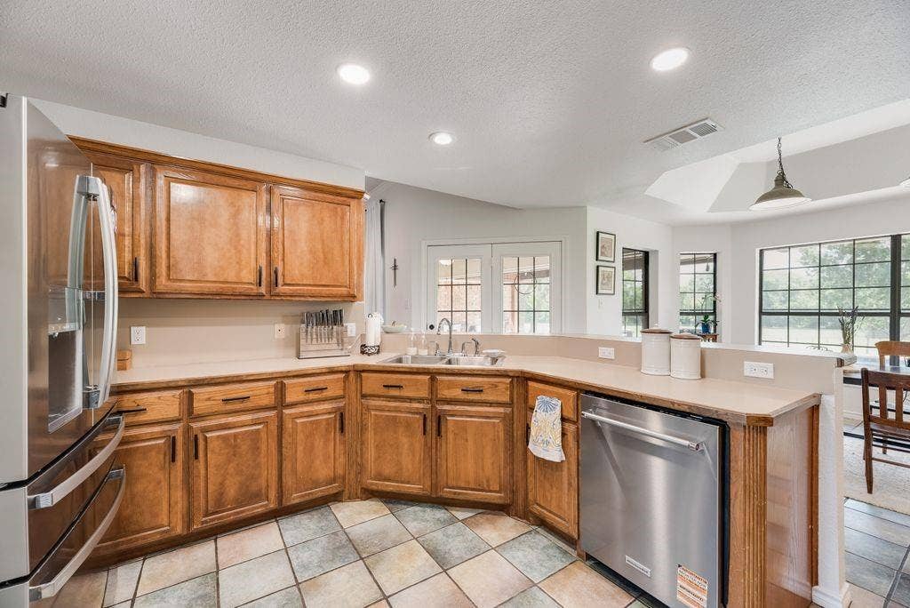 841 S Clinton Lane, Midlothian, TX 76065 841 S Clinton Lane, Midlothian, TX 76065