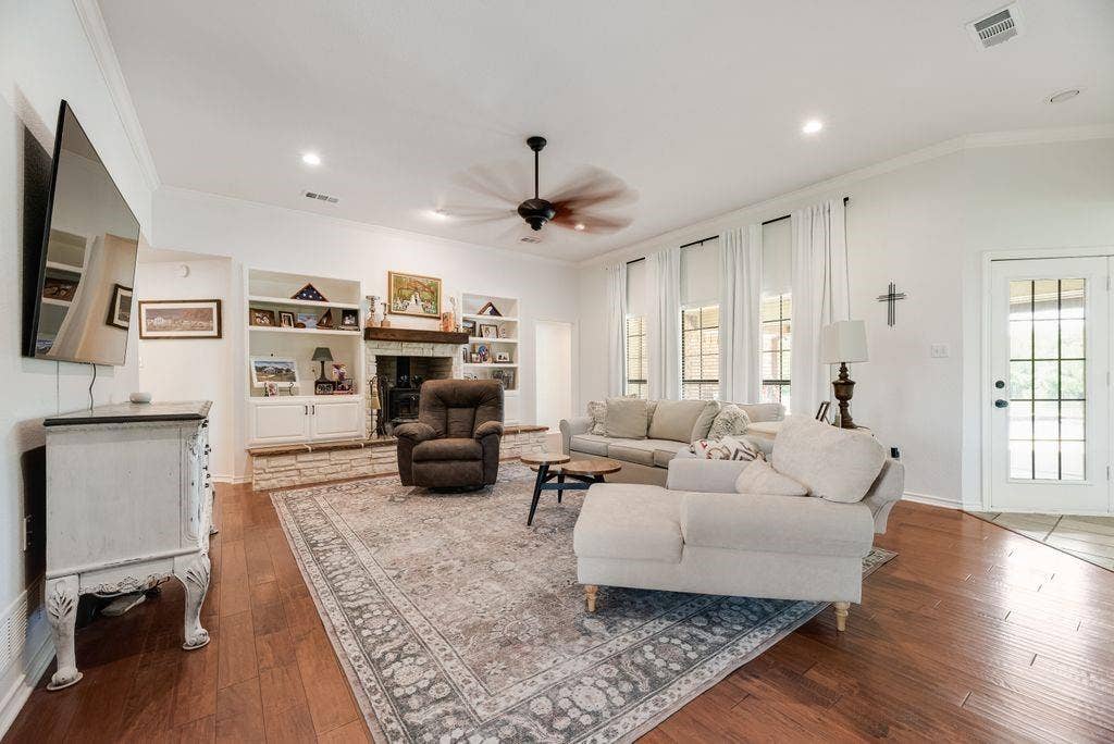 841 S Clinton Lane, Midlothian, TX 76065 841 S Clinton Lane, Midlothian, TX 76065