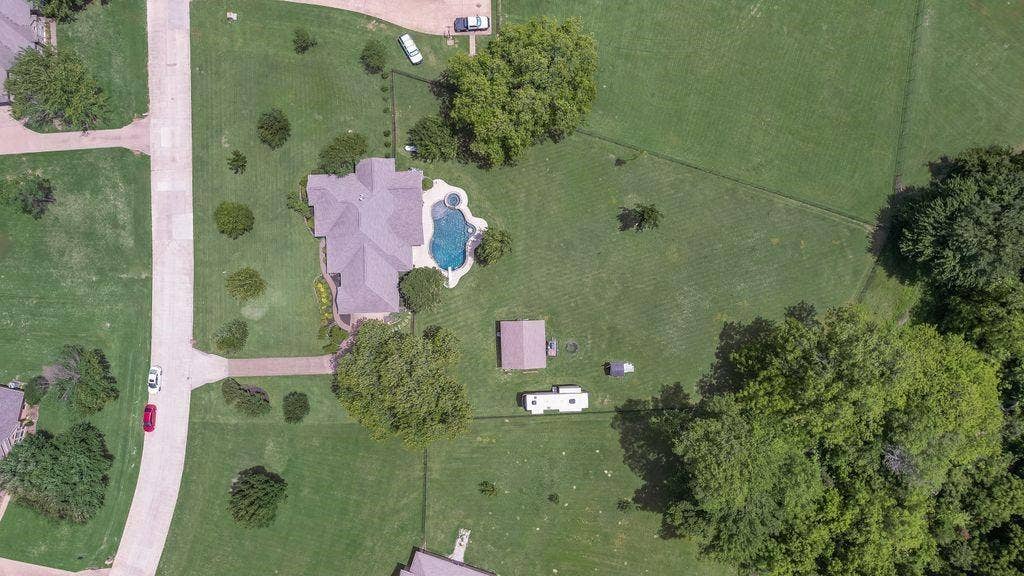 841 S Clinton Lane, Midlothian, TX 76065 841 S Clinton Lane, Midlothian, TX 76065