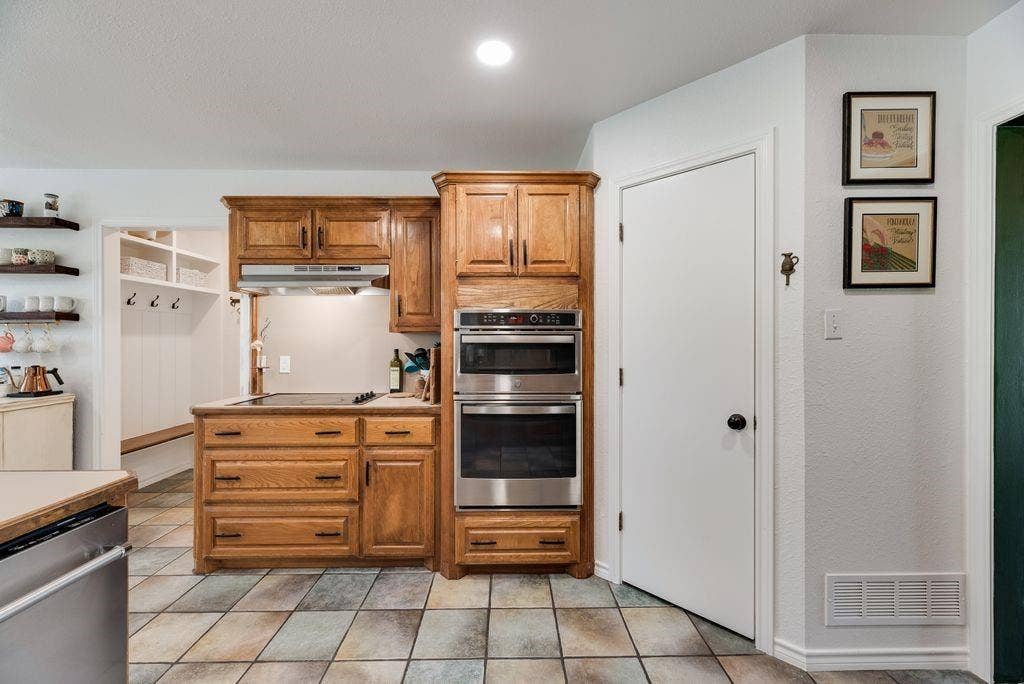 841 S Clinton Lane, Midlothian, TX 76065 841 S Clinton Lane, Midlothian, TX 76065