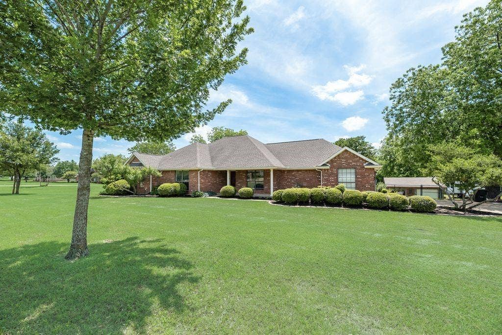 841 S Clinton Lane, Midlothian, TX 76065 841 S Clinton Lane, Midlothian, TX 76065