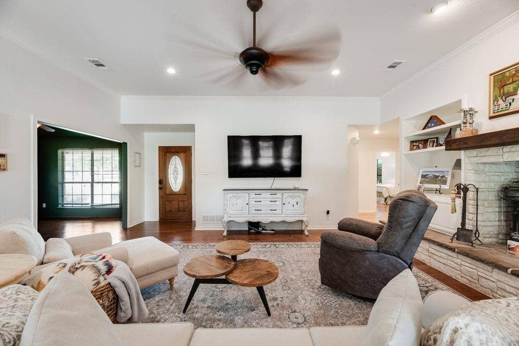 841 S Clinton Lane, Midlothian, TX 76065 841 S Clinton Lane, Midlothian, TX 76065