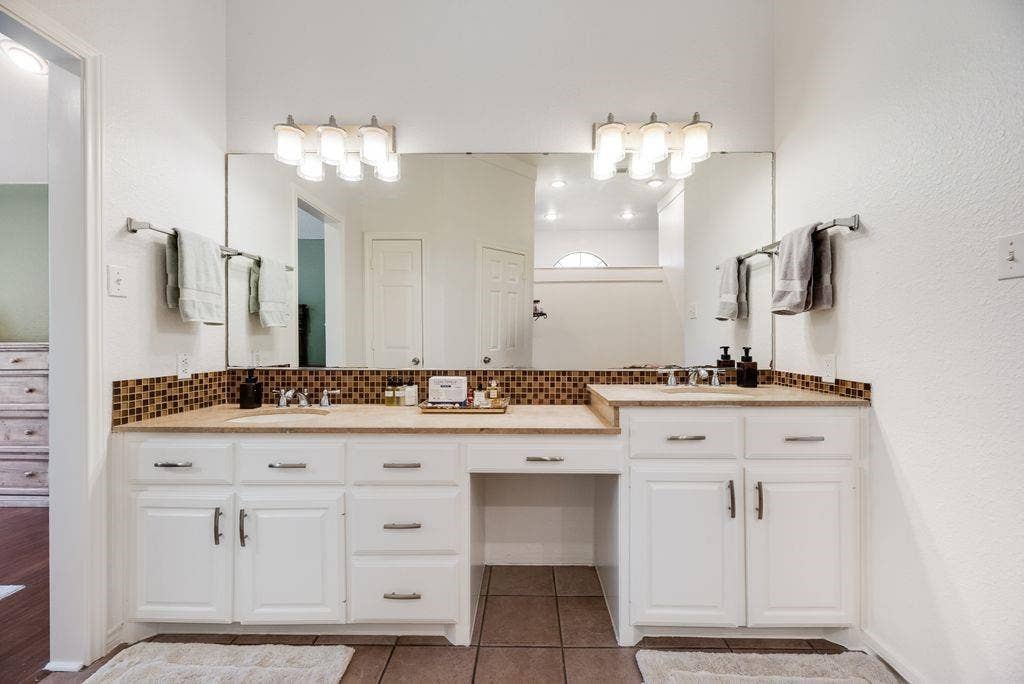 841 S Clinton Lane, Midlothian, TX 76065 841 S Clinton Lane, Midlothian, TX 76065