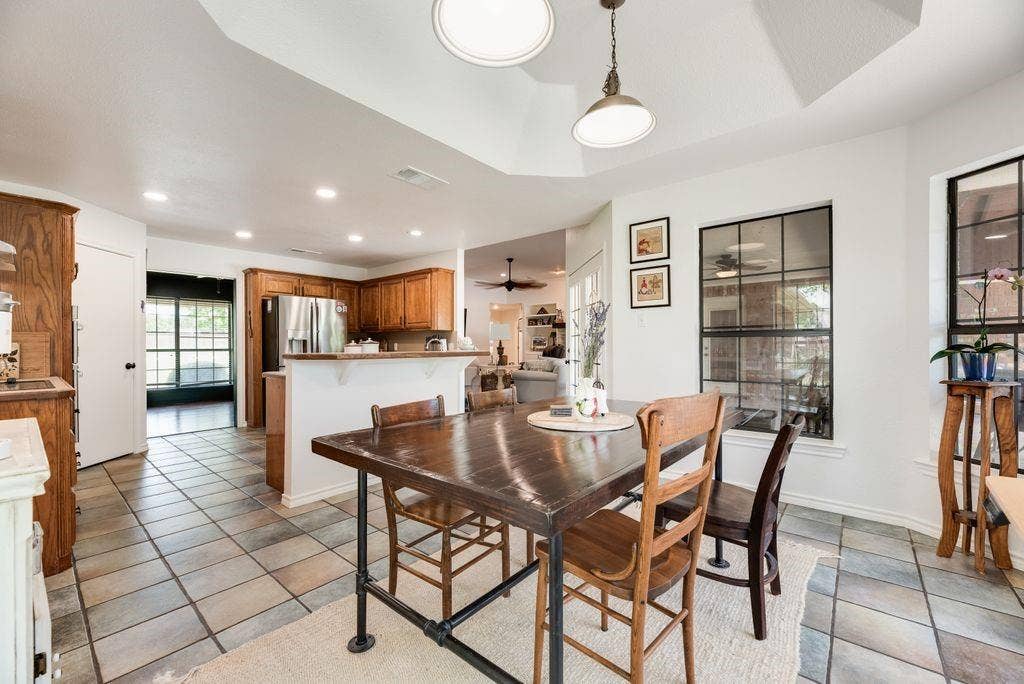 841 S Clinton Lane, Midlothian, TX 76065 841 S Clinton Lane, Midlothian, TX 76065