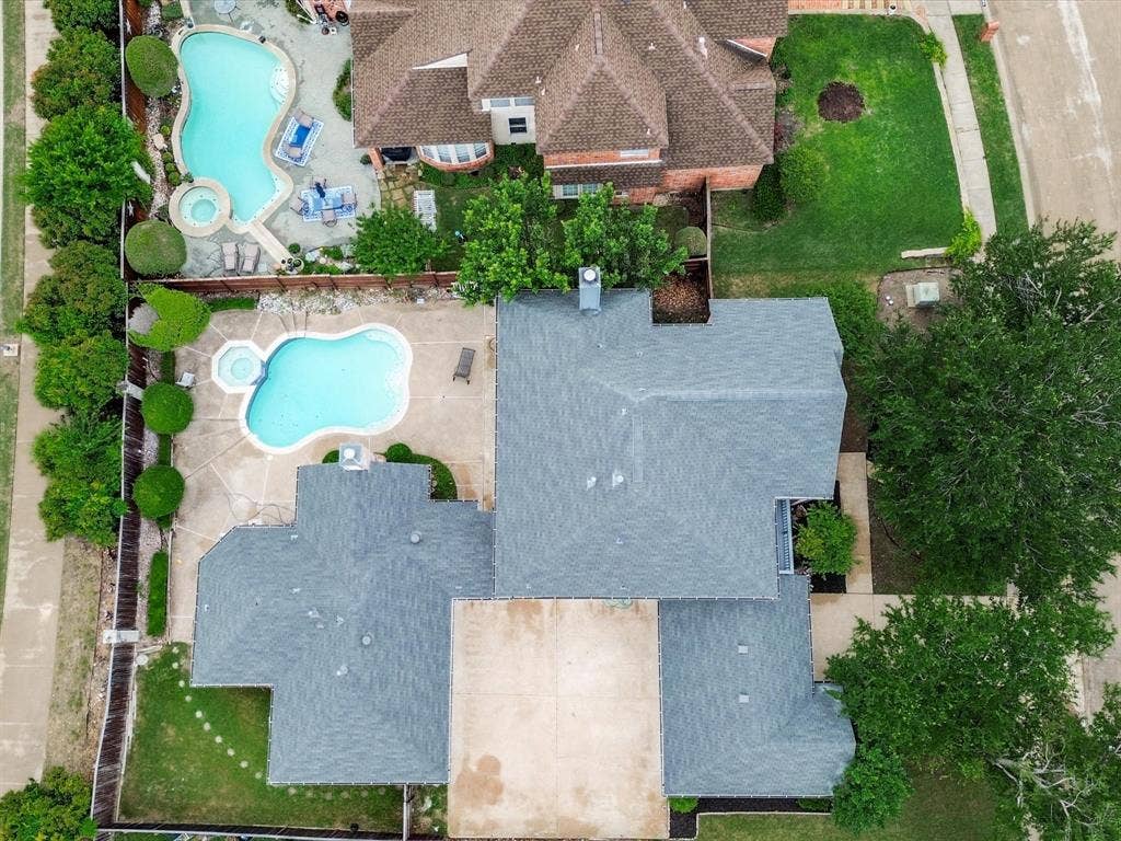 736 Sunkist Lane, Plano, TX 75025 Expansive backyard with a freeform swimming pool and integrated spa
