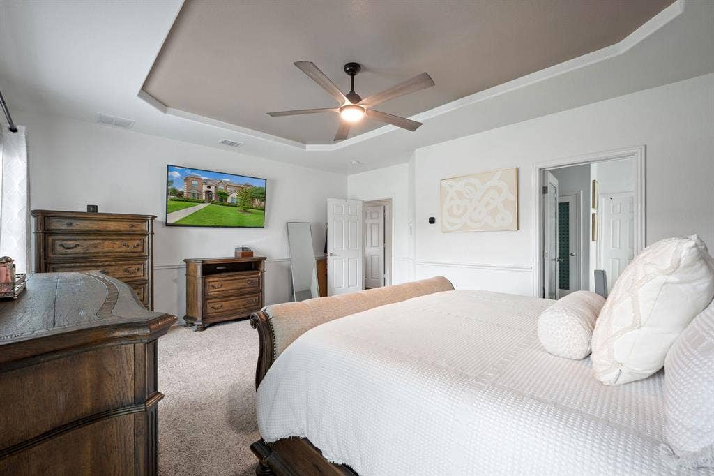 Recessed tray ceiling with crown molding and ceiling fan