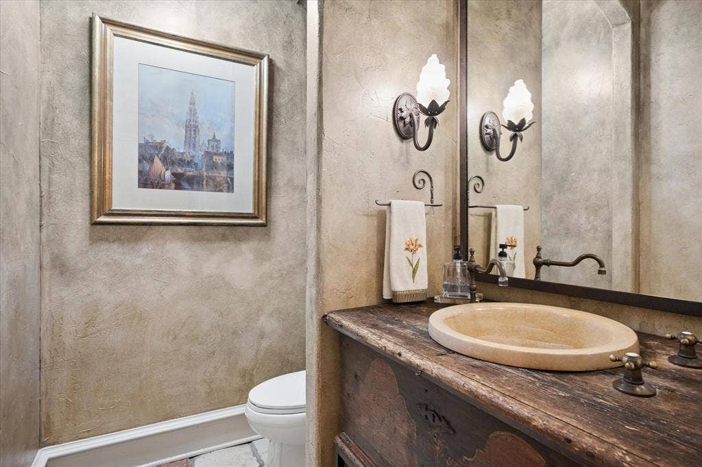 5332 Longvue Drive, Frisco, TX 75034 Half bath next to study