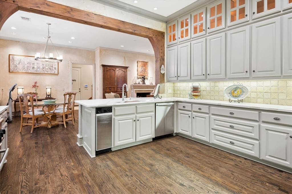 5332 Longvue Drive, Frisco, TX 75034 Lighted cabinets