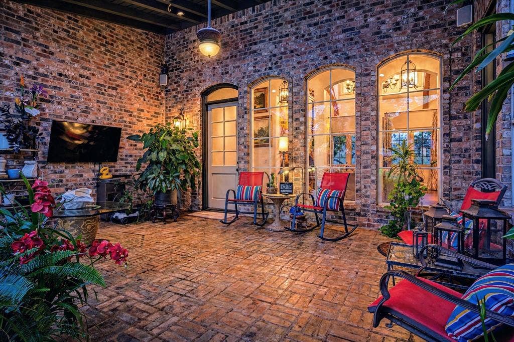 5332 Longvue Drive, Frisco, TX 75034 Expansive covered patio with skylights and wooden beams
