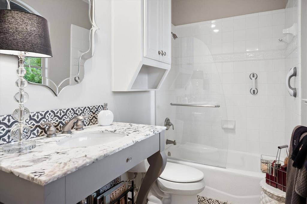 5332 Longvue Drive, Frisco, TX 75034 ensuite for bedroom #2