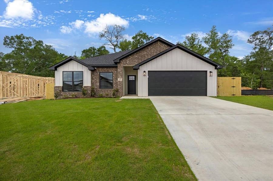 Property photo for 16226 Crossing Circle, Lindale, TX