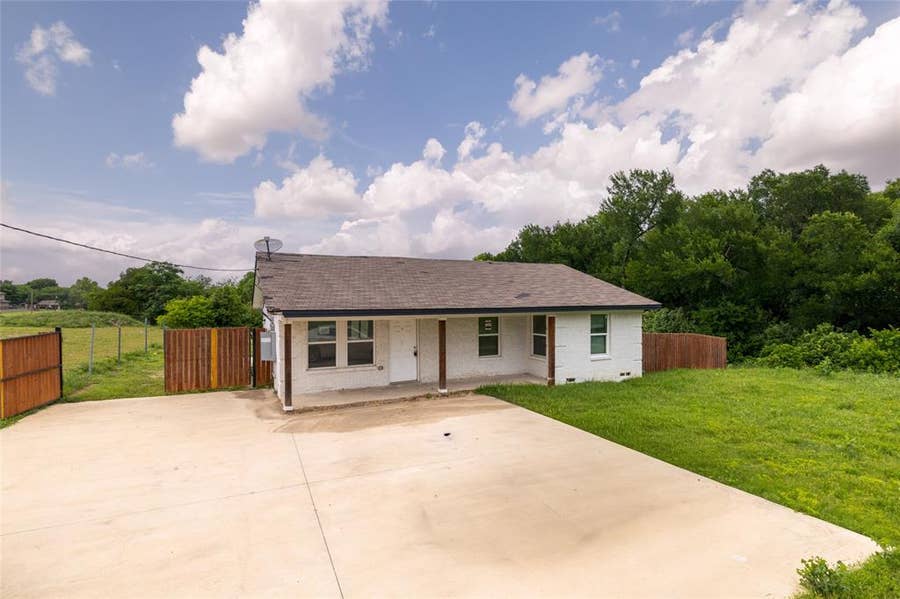 Property photo for 805 E Belt Line Road, DeSoto, TX