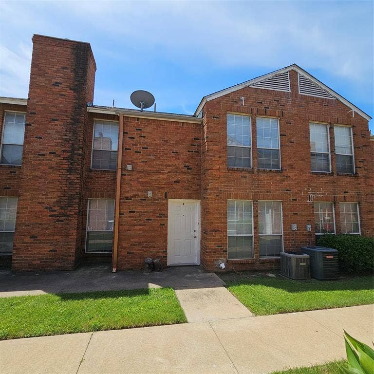 Property photo for 1400 Darr Street, #C, Irving, TX