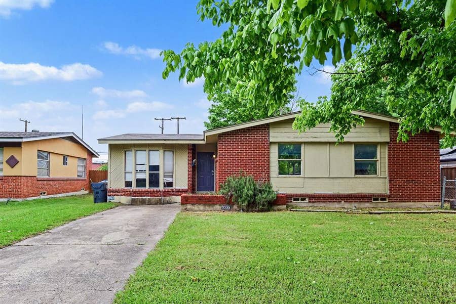 Property photo for 2333 S Lockhart Avenue, Dallas, TX