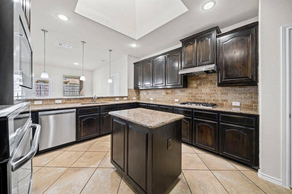 1205 Crest Ridge Drive, Glenn Heights, TX 75154