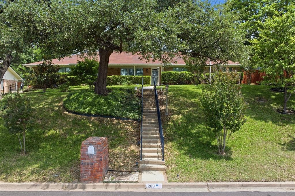 1209 Southwood Drive, Woodway, TX 76712 1209 Southwood Drive, Woodway, TX 76712