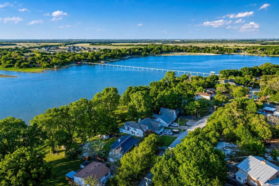 Property photo for 309 Lakewood Drive, Waxahachie, TX