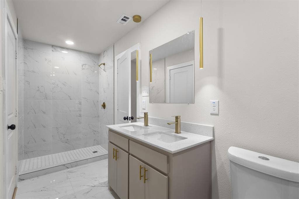 314 NW 15th Street, Grand Prairie, TX 75050 Dual vanity with quartz countertop, undermount sinks, and gold-finish fixtures