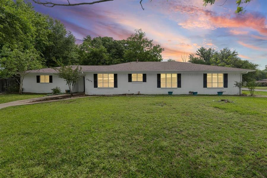 Property photo for 2906 Tanglewood Drive, Commerce, TX