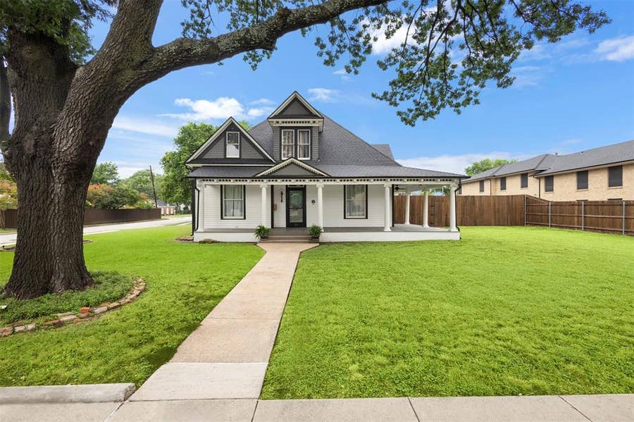 Property photo for 514 W Marvin Avenue, Waxahachie, TX