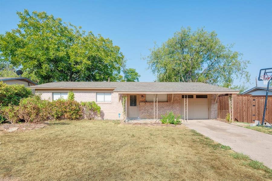 Property photo for 1902 Alan A Dale Road, Arlington, TX