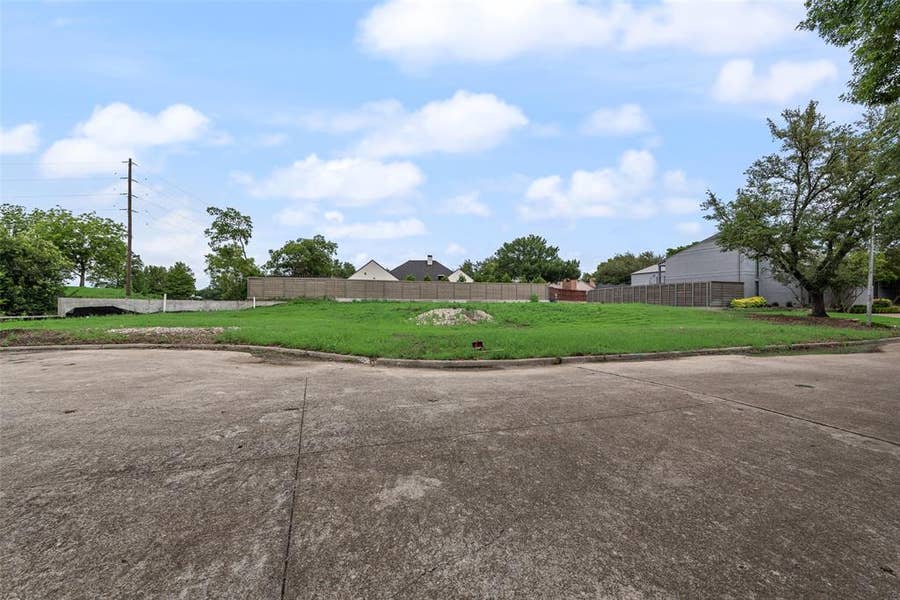 Property photo for 5809 Bent Oak Court, Dallas, TX