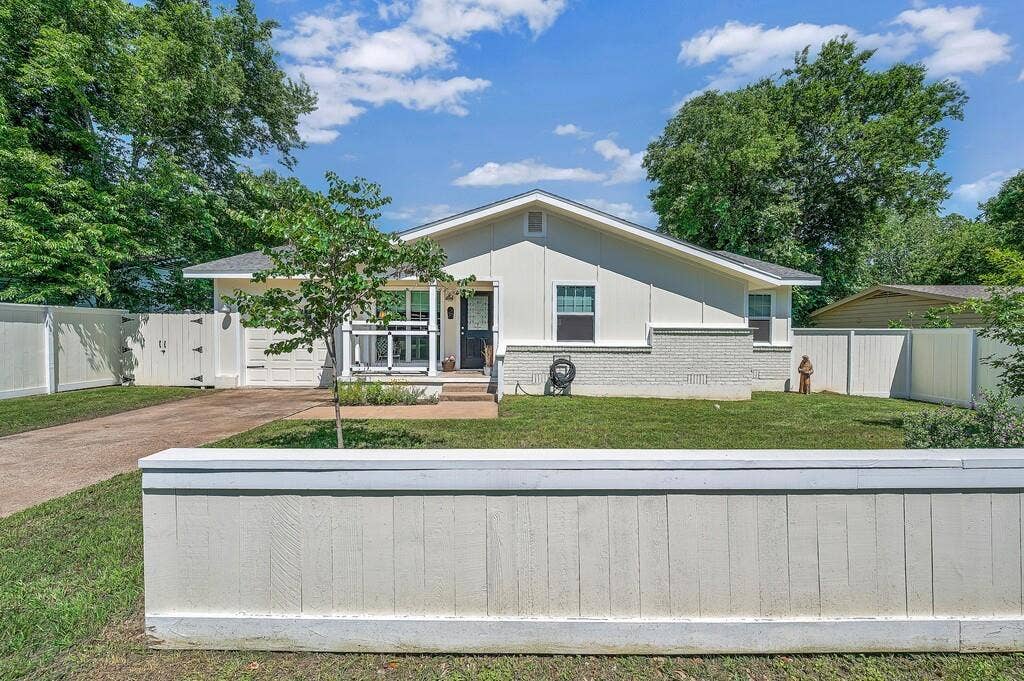 1825 Rambler Drive, Waco, TX 76710 1825 Rambler Drive, Waco, TX 76710