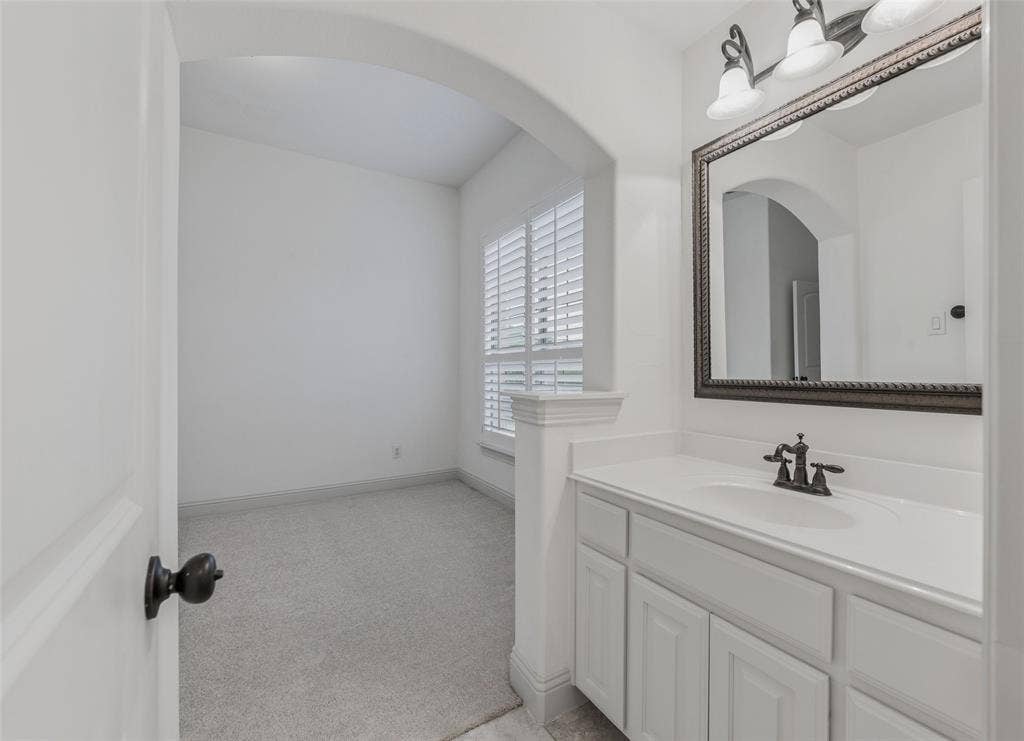 9131 Cochran Bluff Lane, Dallas, TX 75220 Jack n Jill bath.