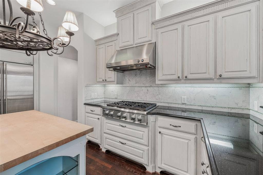 9131 Cochran Bluff Lane, Dallas, TX 75220 Gas cooktop.