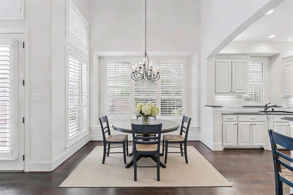 9131 Cochran Bluff Lane, Dallas, TX 75220 Electronically staged.