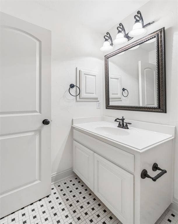9131 Cochran Bluff Lane, Dallas, TX 75220 2nd floor hall bath