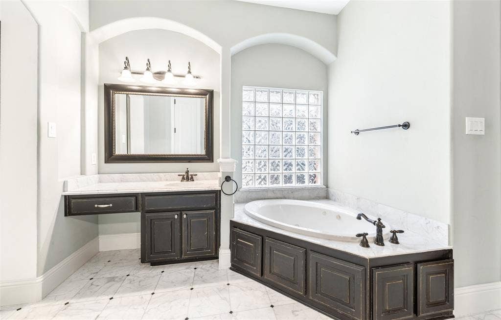9131 Cochran Bluff Lane, Dallas, TX 75220 Jetted tub