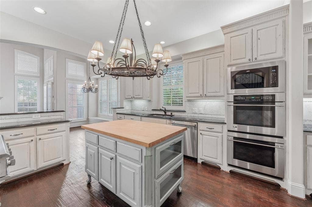 9131 Cochran Bluff Lane, Dallas, TX 75220 Lg center island.