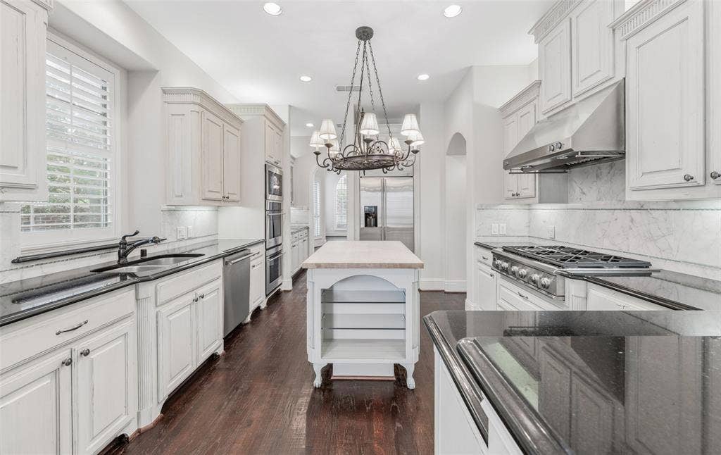 9131 Cochran Bluff Lane, Dallas, TX 75220 Stainless appliances.