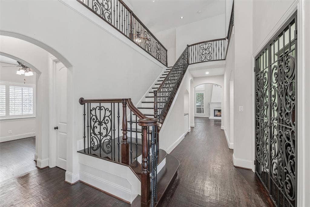9131 Cochran Bluff Lane, Dallas, TX 75220 Dramatic entry, soaring ceilings.