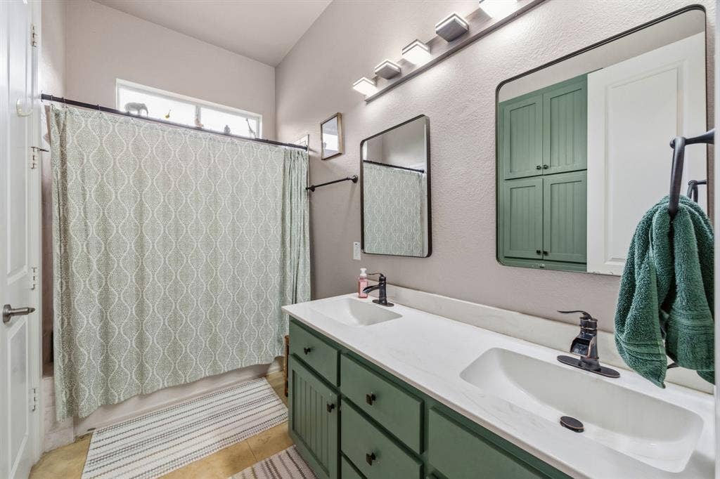 9111 Cliffside, Grand Prairie, TX 75104 Second bath downstairs