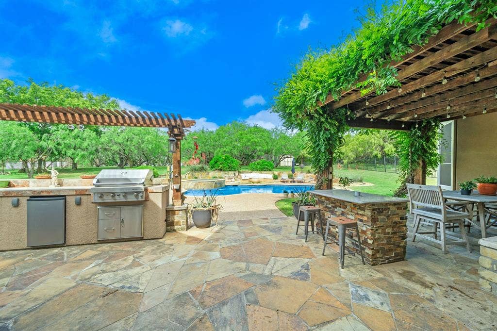 9111 Cliffside, Grand Prairie, TX 75104 Outdoor kitchen and pergola