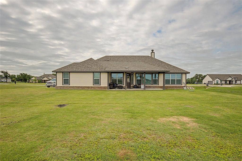 185 Chester Road, Springtown, TX 76082 Expansive backyard featuring a manicured lawn