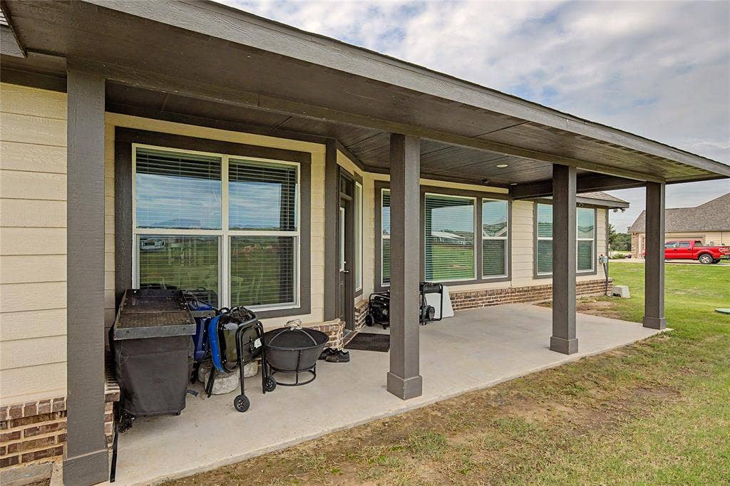 185 Chester Road, Springtown, TX 76082 Covered patio with concrete flooring