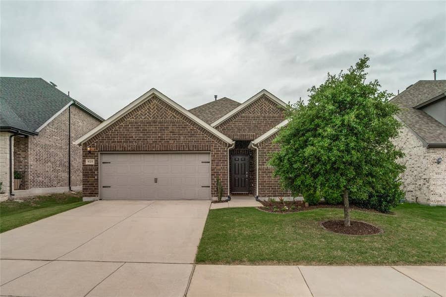 Property photo for 925 Royal Lane, Celina, TX