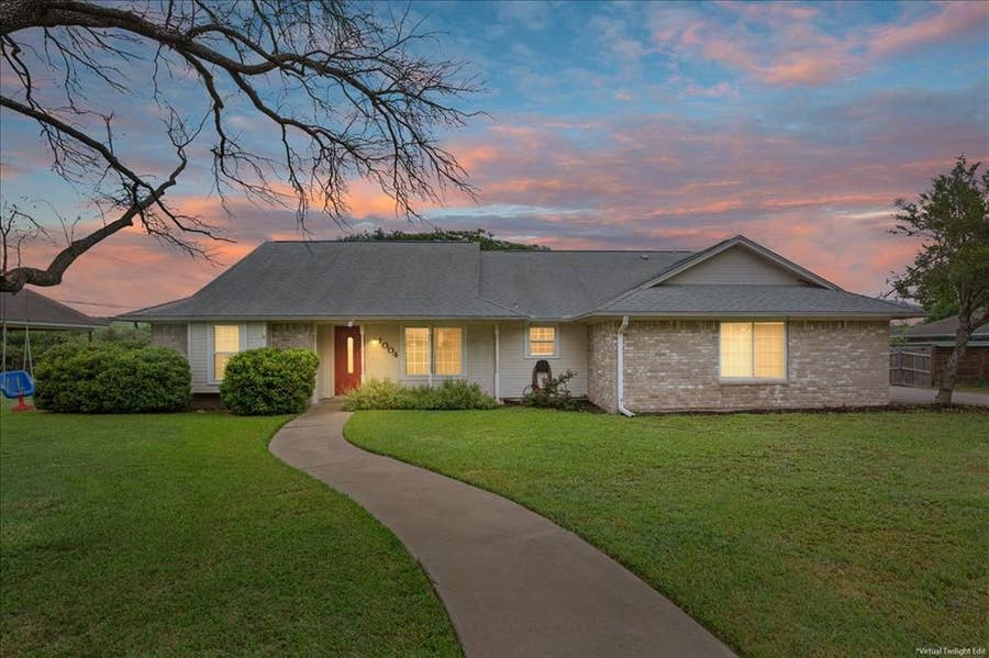 Property photo for 1004 Tillamook Street, Hewitt, TX